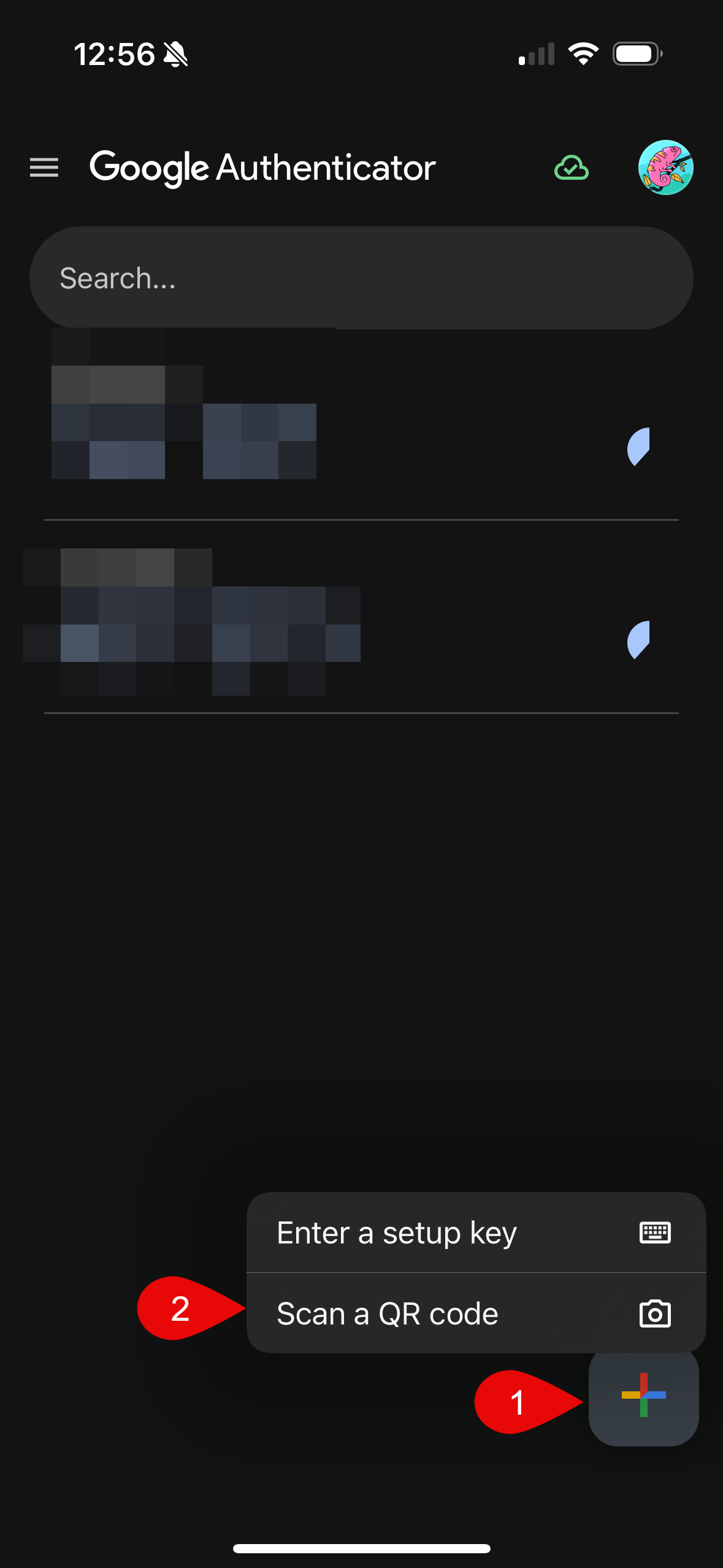 Google Authenticator-ի իրական էկրան՝ սլաքներով նշված Plus և Scan a QR code կոճակները
